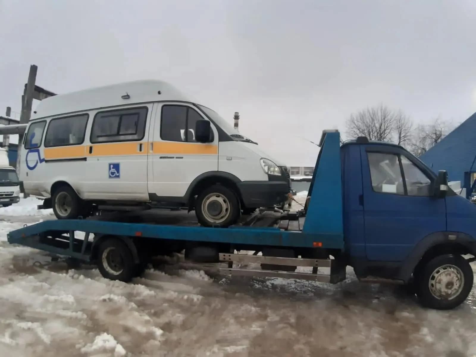 Специализированный микроавтобус на эвакуаторе