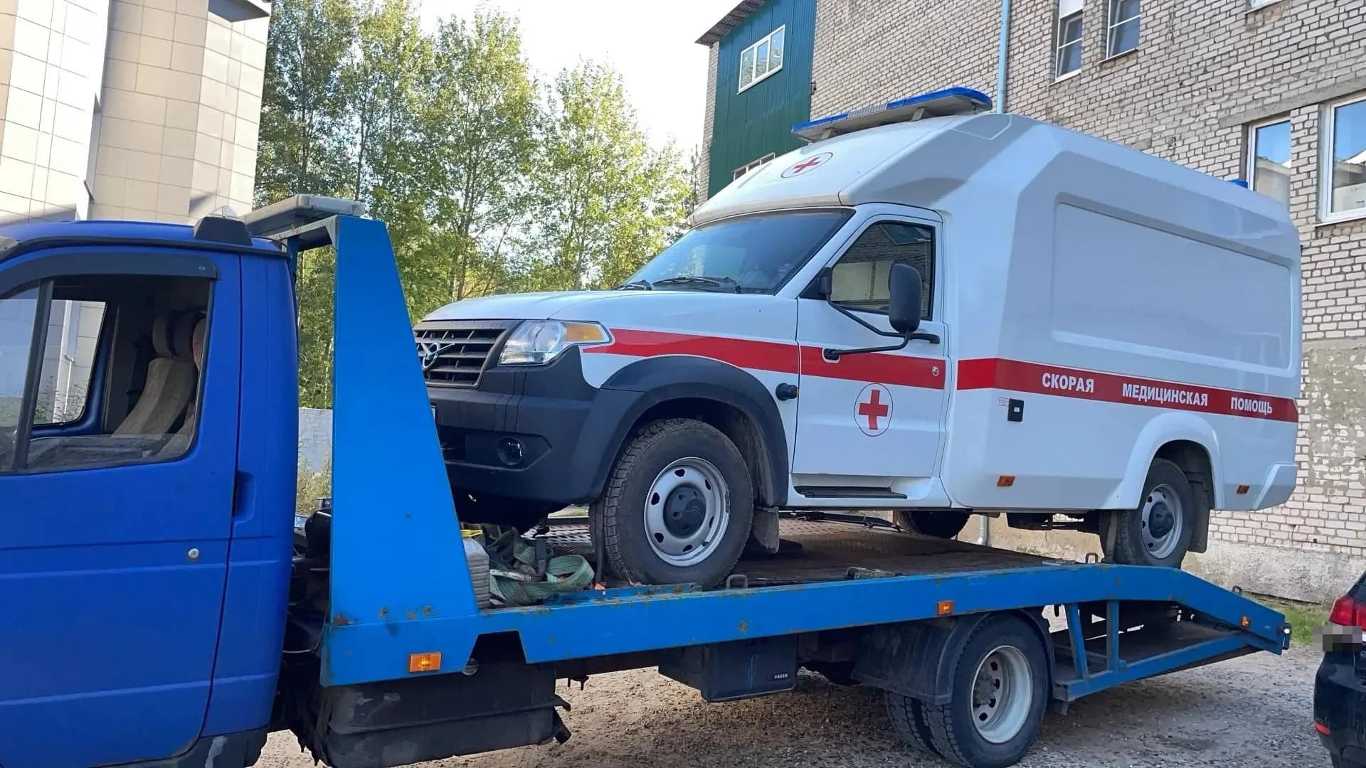 Специализированный автомобиль скорой помощи на эвакуаторе