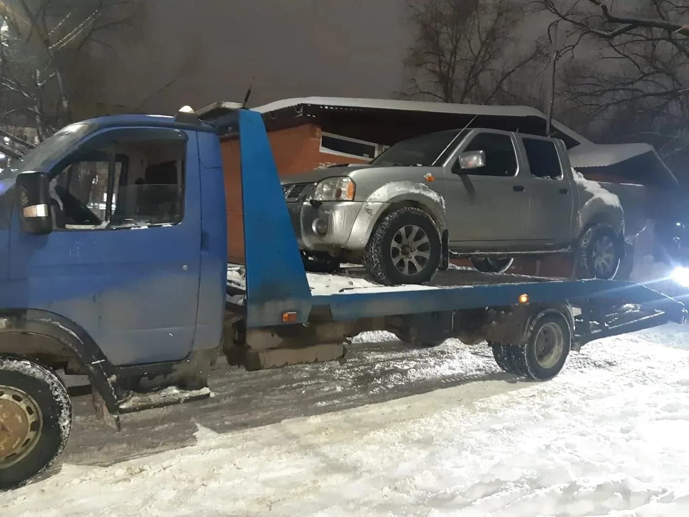 Эвакуатор на сложном зимнем выезде