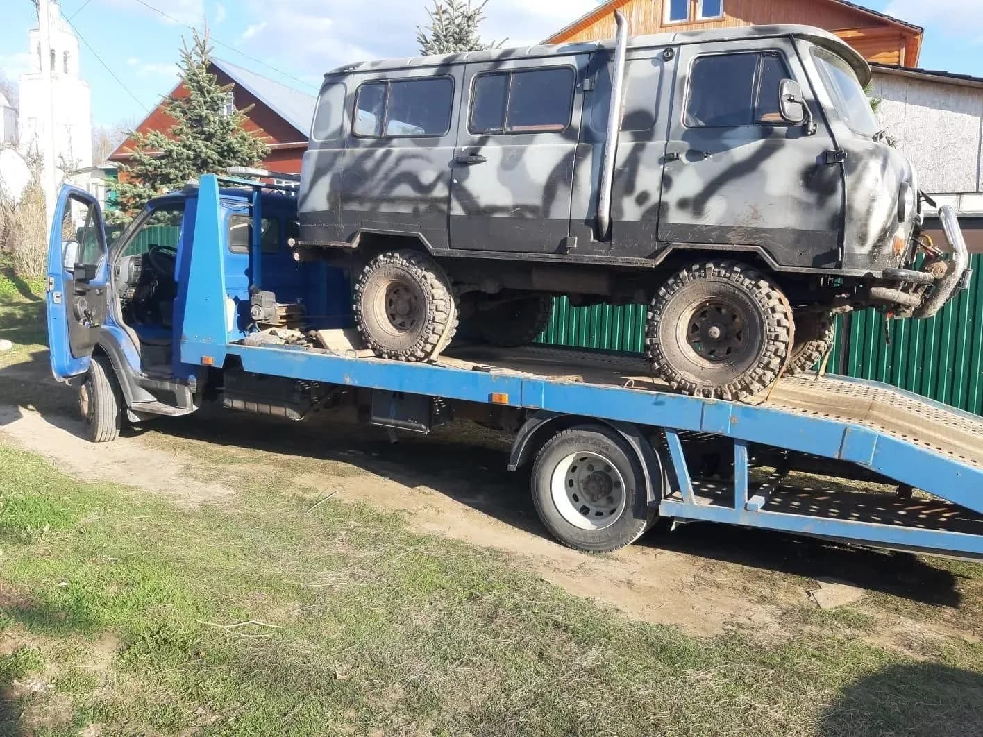 Подготовленный внедорожный автомобиль на платформе эвакуатора