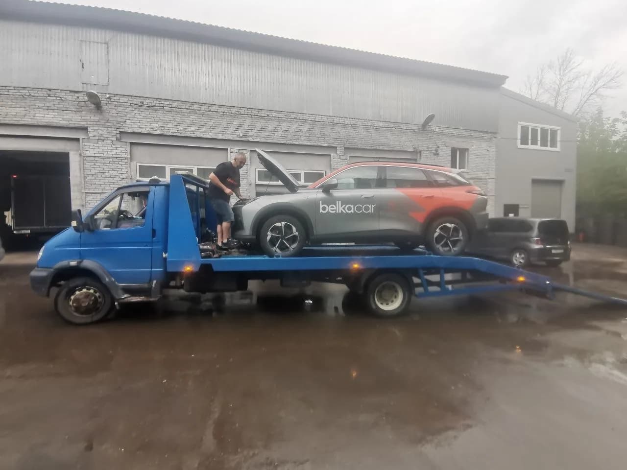 Доставка автомобиля в автосервис на эвакуаторе